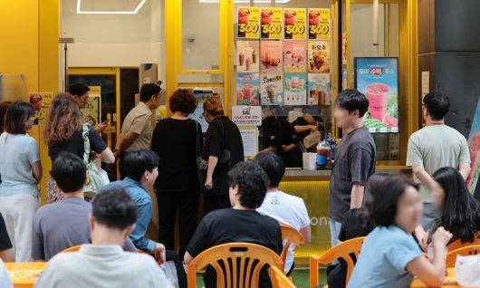 더본코리아의 커피전문점 빽다방이 아이스 아메리카노와 핫 아메리카노를 500원에 판매하는 할인 행사를 시작한 10일 서울 시내의 한 빽다방 매장 앞에 할인 안내문이 붙어있다. 연합뉴스