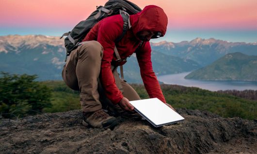 안테나를 활용해 스페이스X의 스타링크 서비스를 이용하는 모습.  [스페이스X 홈페이지 갈무리]