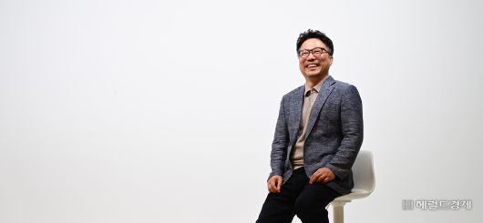 지난 17일 서울 용산구 헤럴드스퀘어에서 김기철 XCMG크레인코리아 부사장이 헤럴드경제와 인터뷰를 하고 있다. 사진=박해묵 기자