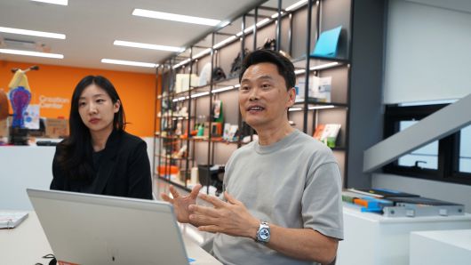 16일 경기 안산 바스프 크리에이션 센터에서 인터뷰 중인 데니 두 리더(오른쪽)와 박정선 매니저. [바스프 제공]