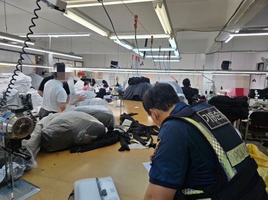 서울경찰청 기동순찰4대가 지난 9일  가품 제조공장을 운영 일당 검거 당시 모습. [서울경찰청 제공]