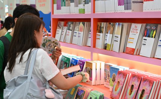 18일 오전 서울 강남구 코엑스에서 열린 2025 서울국제도서전을 찾은 관람객들이 출판사 부스를 방문해 책을 살펴보고 있다. 임세준 기자