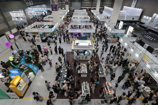 18일 서울 강남구 삼성동 코엑스에서 열린 2025 서울국제도서전에서 독자들이 전시장을 둘러보며 책을 고르고 있다. [연합]