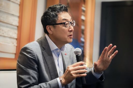 미국 보스턴에서 18일(현지시간) 열린 기자간담회에서 제임스박 롯데바이오로직스 대표가 발언하고 있다. [롯데바이오로직스 제공]