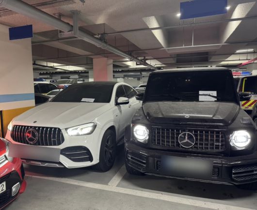 지난해 9월 먹튀 도박 사이트 일당 검거 당시 경찰이 현장에서 적발한 일당 소유의 고급 외제차. [서울경찰청]