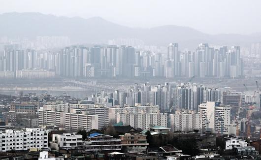 가계부채 증가세가 이어지고 있는 가운데 금융위원회가 현재 총부채원리금상환비율(DSR) 규제를 적용받지 않는 전세대출, 정책모기지 등에 대한 DSR 적용을 검토하기로 했다. 사진은 서울 남산에서 바라본 용산구와 서초구 지역의 아파트 모습 [헤럴드경제 DB]