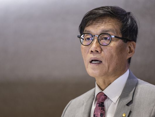 미국 기준금리가 또 동결되면서 한국 금리 인하 속도도 느려질 가능성이 커졌다. 사진은 지난 18일 2025 상반기 물가 설명회에 참석해 취재진 질문을 받고 있는 이창용 한국은행 총재 [연합]