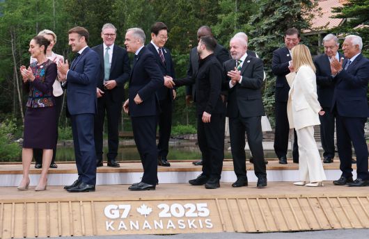 이재명 대통령과 볼로디미르 젤렌스키 우크라이나 대통령이 17일(현지시간) 캐나다 앨버타주 캐내내스키스 주요 7개국(G7) 정상회의장에서 G7 및 초청국 기념촬영 후 악수하고 있다. [연합]