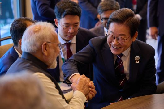 이재명 대통령과 나렌드라 모디 인도 총리가 17일(현지시간) 캐나다 앨버타주 캐내내스키스 주요 7개국(G7) 정상회의장에서 정상회담 중 손을 잡고 있다. 2025.6.18 [공동취재]