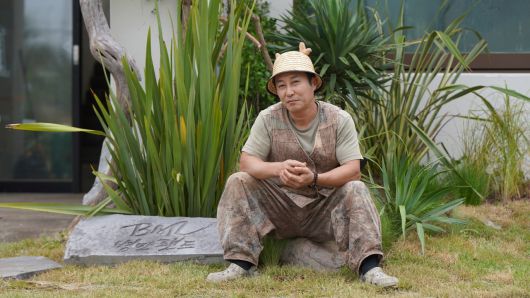 식물을 좋아하는 김병만은 병만랜드 앞마당에 능소화, 하라케케 등 직접 선별한 식물들을 손수 심어 가꾸고 있다. [스카이터틀 제공]