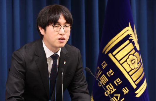 하정우 AI미래기획수석이 19일 용산 대통령실에서 이공계특별법 관련 브리핑을 하고 있다. [연합]