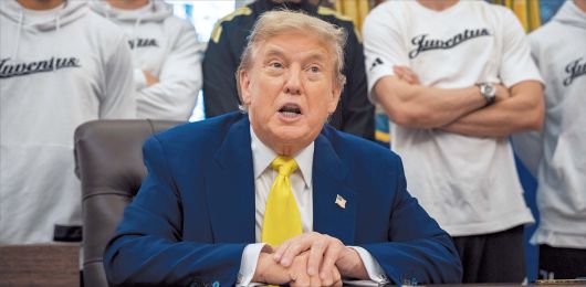 도널드 트럼프 미국 대통령이 이스라엘과 이란간 무역충돌에 대해서도 개입 여부를 ‘2주 안에’ 결정할 것이라고 밝힌 데 대해 다양한 반응이 나온다. 외신은 트럼프의 타임라인은 매번 ‘2주’라면서, 실제 기간이 지켜지는 데 대해선 회의적 견해를 내놓기도 했다.  사진은 노란색 넥타이를 멘 트럼프 대통령이 지난 18일(현지시간) 워싱턴 D.C. 백악관의 오벌 오피스에서 클럽월드컵 대회를 위해 방미한 이탈리아의 유벤투스 프로축구팀 선수들과 함께 언론과 이야기를 나누고 있는 모습 [로이터]