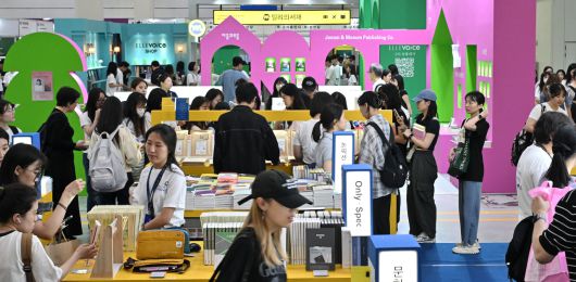 지난 18일 서울 강남구 코엑스에서 개막한 ‘2025 서울국제도서전’을 찾은 관람객들이 출판사 부스를 방문해 책을 살펴보고 있다.  [연합]