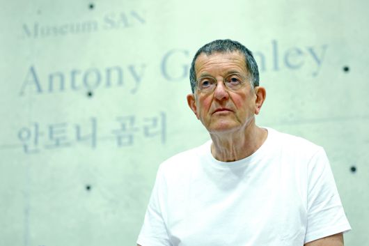 전시장에서 만난 조각가 안토니 곰리. [뉴시스]