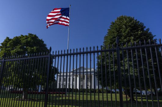 19일(현지시간) 미국 워싱턴 DC 백악관 북쪽 잔디밭에 성조기가 펄럭이고 있다. [EPA]