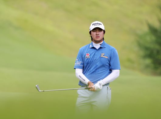 13번 홀에서 그린 공략을 준비중인 김성현. [사진=KPGA]