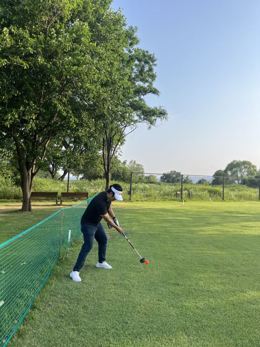 본지 기자가 탄천파크골프장에서 스윙을 하고 있다.