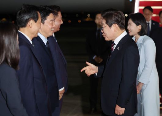 이재명 대통령이 19일 51차 주요 7개국(G7) 정상회의 일정을 마친 뒤 성남 서울공항에 도착해 마중 나온 강훈식 대통령비서실장과 대화하고 있다. [연합]