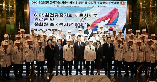 오세훈 서울시장이 20일 오전 마포구 케이터틀에서 열린 ‘제75주년 6·25전쟁 참전유공자 위로연’에 참석한 참전용사들과 기념촬영을 하고 있다. [서울시 제공]