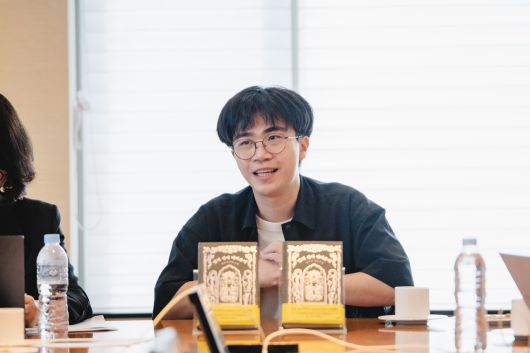 장자샹 작가가 19일 서울 강남구 삼성동 오크우드프리미어호텔 코엑스에서 인터뷰를 하고 있다. [민음사]