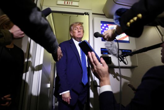 트럼프 대통령이 지난 17일(현지시간) 캐나다에서 열린 G7 정상회의에 참석한 뒤 워싱턴 DC로 돌아오는 전용기 안에서 취재진의 질문 세례를 받고 있다. [로이터]