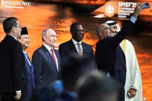 푸틴 러시아 대통령이 20일(현지시간) 상트페테르부르크 국제경제포럼 참가자들과 기념촬영을 하고 있다. [AP]