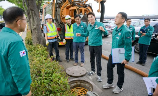 전남 순천에서 시 관계자들이 맨홀 뚜껑을 점검하고 있다. [연합]