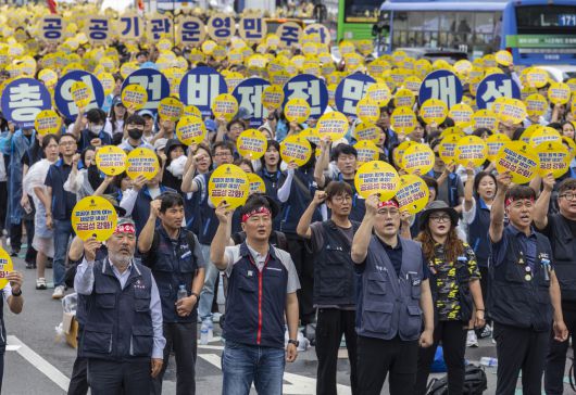 김동명 한국노총 위원장(앞줄 왼쪽부터)과 양경수 민주노총 위원장이 21일 서울 종로구 광화문에서 양대 노총 소속 공공기관 노조가 공동 참가한 총력 투쟁 결의대회에 참석해 구호를 외치고 있다. [연합]