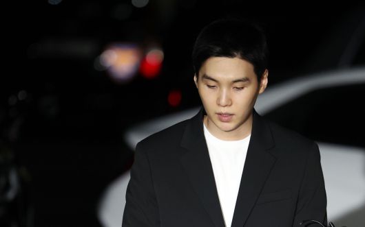 그룹 방탄소년단(BTS)의 슈가(민윤기)가 경찰 조사를 위해 지난해 서울 용산경찰서로 출석하고 있다. [연합]