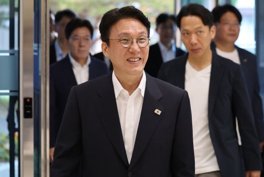 김민석 국무총리 후보자가 지난 20일 대구 수성구 대구디지털혁신진흥원에서 열린 ‘인공지능 전환(AX) 연구거점 조성을 위한 경청 간담회’에 참석하기 위해 이동하고 있다. [연합]