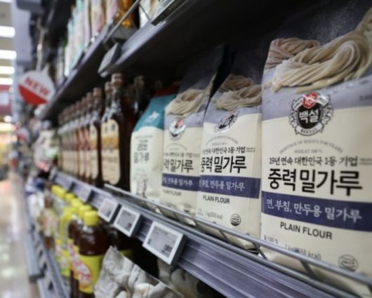 서울의 한 마트에서 판매되고 있는 밀가루 제품들 [헤럴드경제DB]