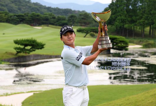 우승 트로피를 들고 포즈를 취한 옥태훈. [사진=KPGA]