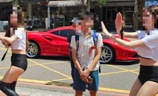 대만의 한 부부가 아들의 중학교 졸업을 축하하기 위해 폴 댄서 두 명을 고용해 학교 밖에서 공연을 하게 해 논란을 일으켰다. [SCMP]