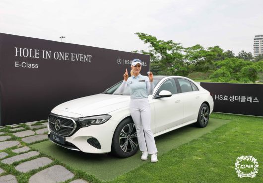 홀인원 부상으로 받은 승용차 앞에서 포즈를 취한 윤선정. [사진=KLPGA]