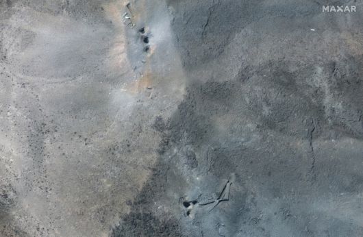 미국이 공습한 다음 날인 22일(현지시간) 이란 나탄즈 핵시설을 촬영한 위성사진 중앙에 GBU-57 벙커버스터 폭탄이 떨어져 만들어진 것으로 추정되는 구멍이 보인다.   [AFP]