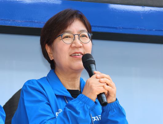 더불어민주당 정은경 총괄선대위원장이 6·3 대통령선거 공식 선거운동 첫날인 올 5월12일 인천 중구 답동성당 앞 사거리에서 시민들에게 이재명 대선 후보 지지를 호소하고 있다. 연합뉴스