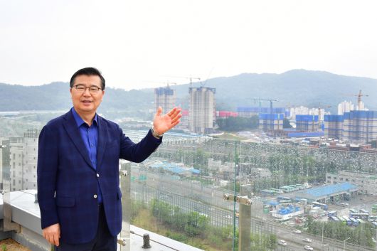 류경기 중랑구청장이 지역 개발 현황을 설명하고 있다.