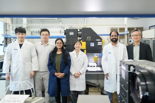 이번 연구를 수행한 UNIST 연구진. 이재성(오른쪽부터)  교수, 다르메시 한소라 박사, 노은서 연구원, 라시미 메로트라 박사, 장지욱 교수, 변우진 박사.[UNIST 제공]