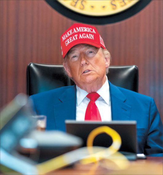 도널드 트럼프 미국 대통령이 지난 21일(현지시간) 미 워싱턴 D.C. 백악관의 워룸 상황실에서 빨간색 ‘마가(MAGA)’ 모자를 쓴 채 이란 핵시설 폭격 상황을 지켜보고 있다.  [EPA]