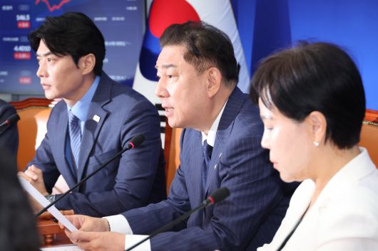 김병기(왼쪽 두번째) 더불어민주당 당대표 직무대행 겸 원내대표가 23일 서울 여의도 국회에서 열린 최고위원회의에서 발언하고 있다. [연합]