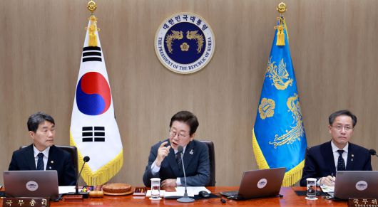 이재명 대통령이 24일 서울 용산 대통령실 청사에서 열린 국무회의를 주재하며 발언하고 있다. [연합]