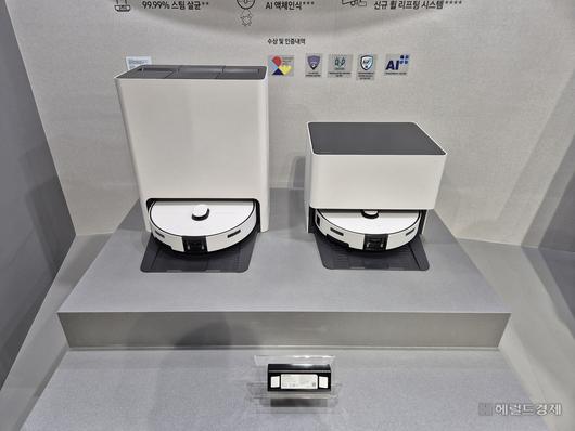 삼성전자가 올해 3월 공개한 2025년형 로봇청소기 ‘비스포크 AI 스팀’. 물통과 오수통이 없는 자동 직배수 방식의 모델(오른쪽)이 이번에 새롭게 추가됐다. 출시는 아직 미정이다. 김현일 기자