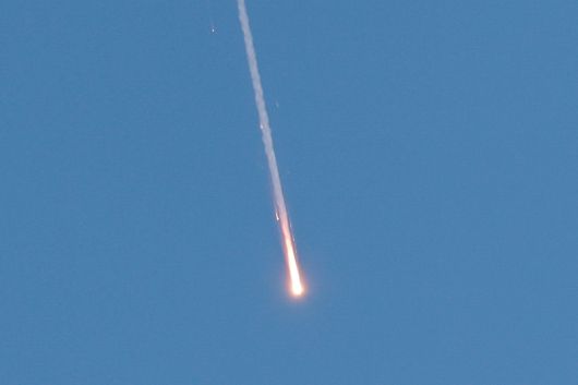 이란이 전날 미군의 이란 핵시설 공격을 당한 뒤 24일(현지시간) 이스라엘을 향해 발사한 미사일이 비행하고 있다. [로이터]