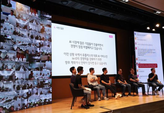 지난 23일 서울 마곡사옥에서 열린 LG유플러스 타운홀 미팅에서 홍범식(왼쪽에서 네번째)사장을 포함한 LG유플러스 경영위원들이 구성원들의 질문에 답하고 있다. [LG유플러스 제공]