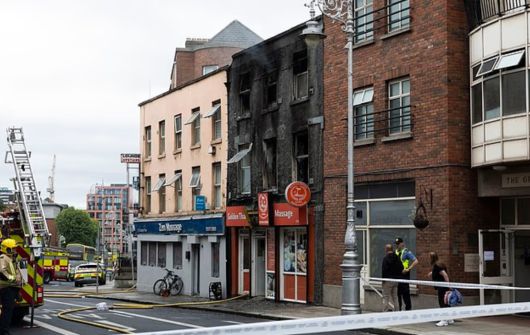 지난 23일(현지시간) 아일랜드 더블린 그랜비 로우의 3층 건물에서 발생한 화재 사건 이후의 현장 모습. [데일리메일 캡처]