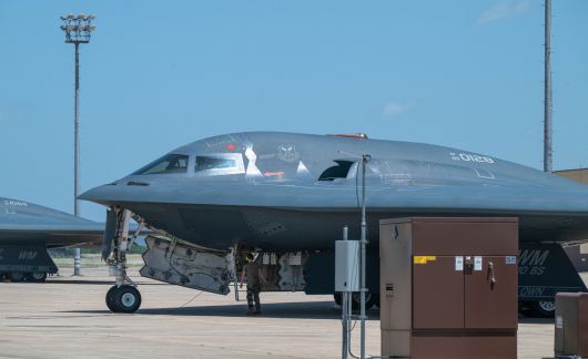 비행하는 B-2 폭격기를 현존 세계 최강 전투기로 알려진 F-22 전투기가 호위하고 있다. [로이터]