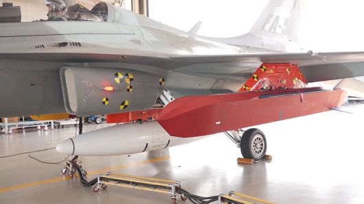 시험용 항공기인 ‘FA-50’ 시제기에 ‘장거리공대지유도탄’시험용 분리탄을 탑재했다. [방사청 제공]