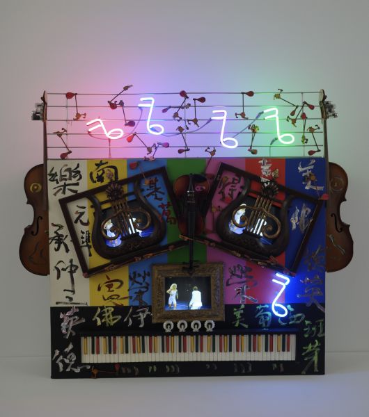 소장품 상설전 ‘한국근현대미술 II’ 로비에서 관람객을 환대하는 백남준의 ‘브람스’(1993). 이건희 컬렉션. 이정아 기자