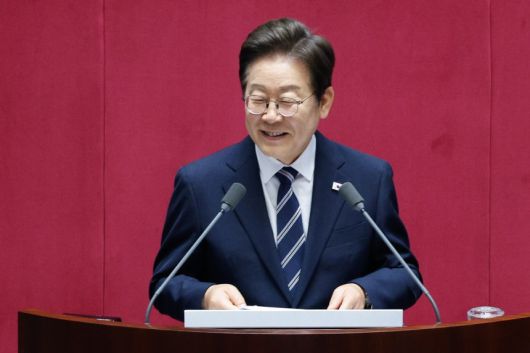 이재명 대통령이 26일 국회 본회의장에서 추가경정예산 시정연설을 하고 있다. [연합]