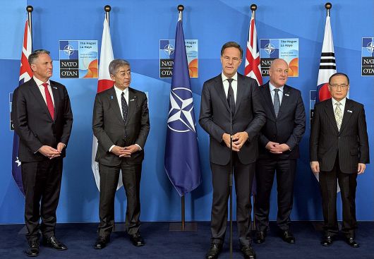 위성락 대통령실 국가안보실장(오른쪽)이 25일(현지시간) 네덜란드 헤이그 세계 포럼 컨벤션센터에서 북대서양조약기구(NATO·나토)와 한국·일본·호주·뉴질랜드 등 인도·태평양 4개 파트너국(IP4) 특별 행사에 참석해 마르크 뤼터 나토 사무총장의 발언을 듣고 있다.      왼쪽부터 리차드 말스 호주 부총리 겸 국방장관, 이와야 다케시 일본 외무상, 뤼터 사무총장, 크리스토퍼 럭슨 뉴질랜드 총리, 위 안보실장. [대통령실 제공]